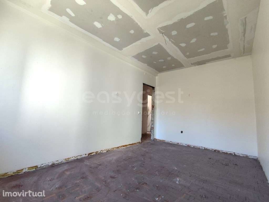 Duplex T3+2 totalmente renovado na Moita espaço e conforto - Grande imagem: 4/23