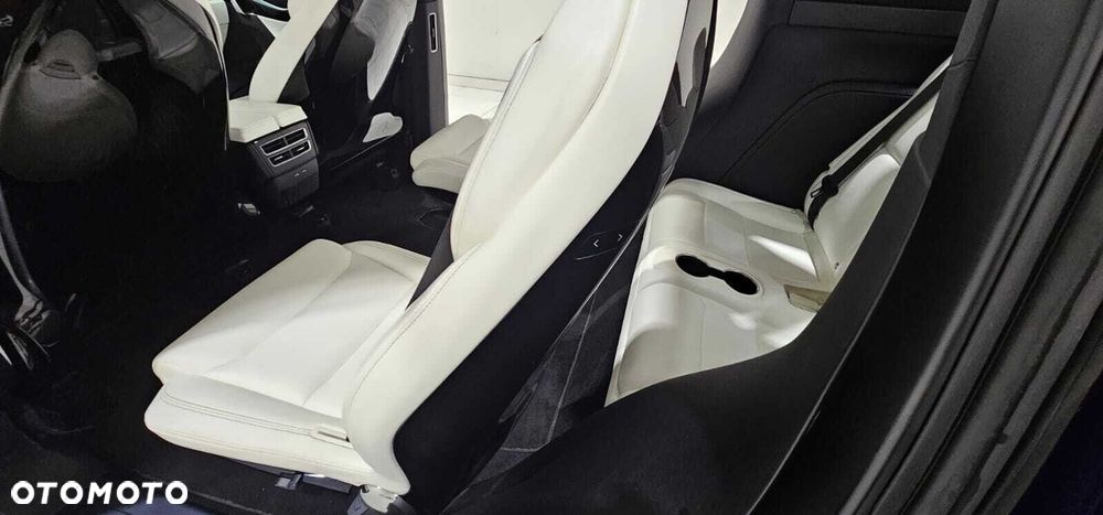 Tesla Model X - 28