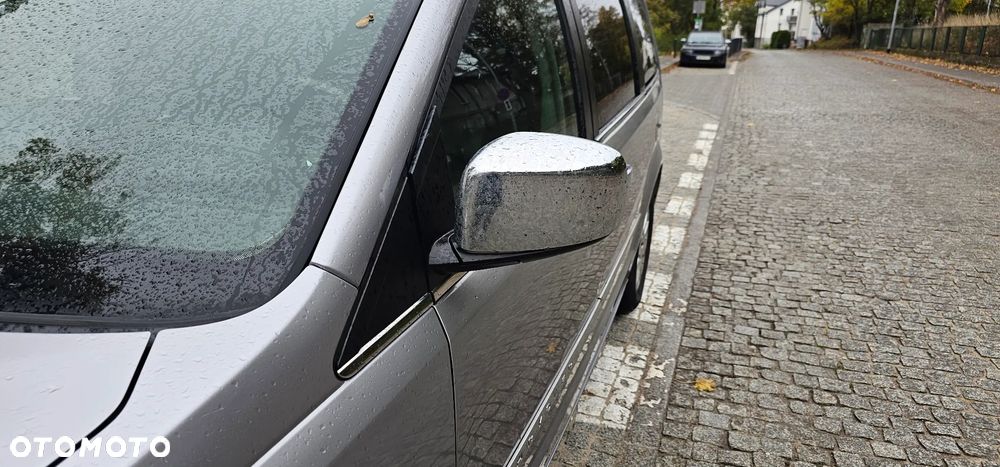 Chrysler Town & Country - 18