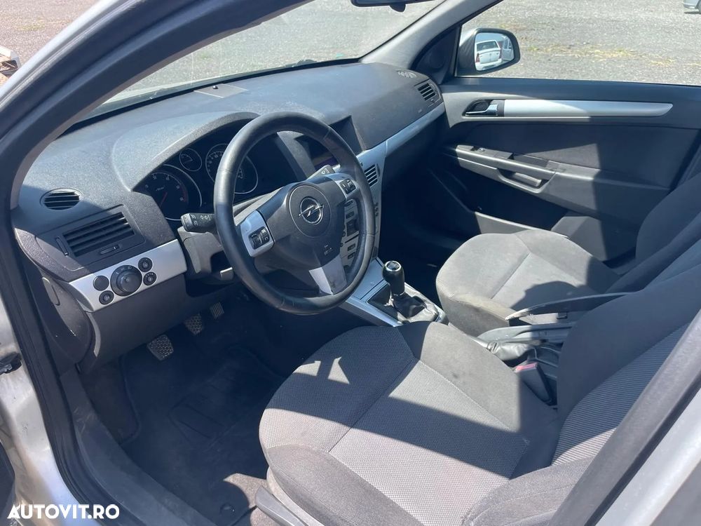 Dezmembrez piese Opel Astra H - 4