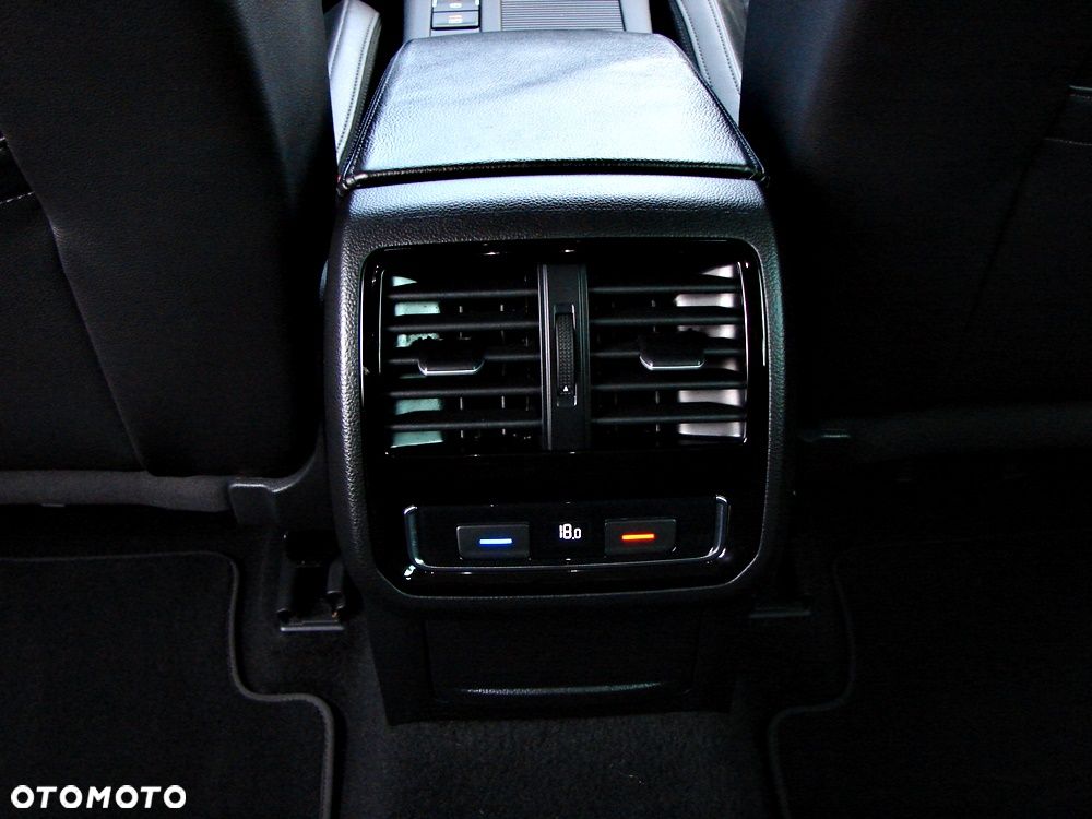 Volkswagen Passat Variant 2.0 TDI SCR DSG (BlueM Tech) Highline - 32