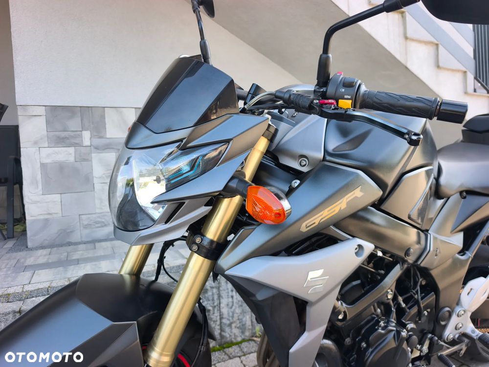 Suzuki GSR - 7