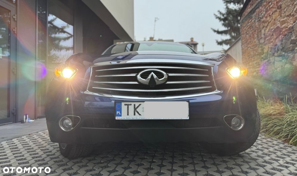 Infiniti Q70 - 1