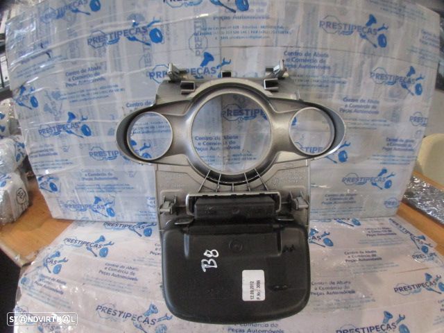 Grelha Friso 8A6118D422AGW 06900001 FORD FIESTA 6 FASE 1 2012 1.4TDCI 71CV 5P BRANCO MEIO GRE CONSOLA FORD FIESTA 6 FASE 1 2010 1.6TDCI 90CV 5P PRETO - 2