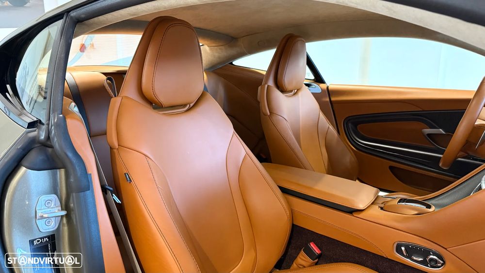 Aston Martin DB11 Coupé - 23