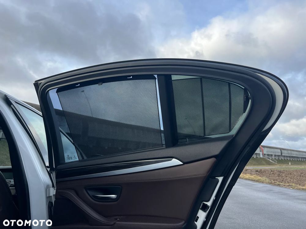 BMW Seria 5 550i xDrive - 24