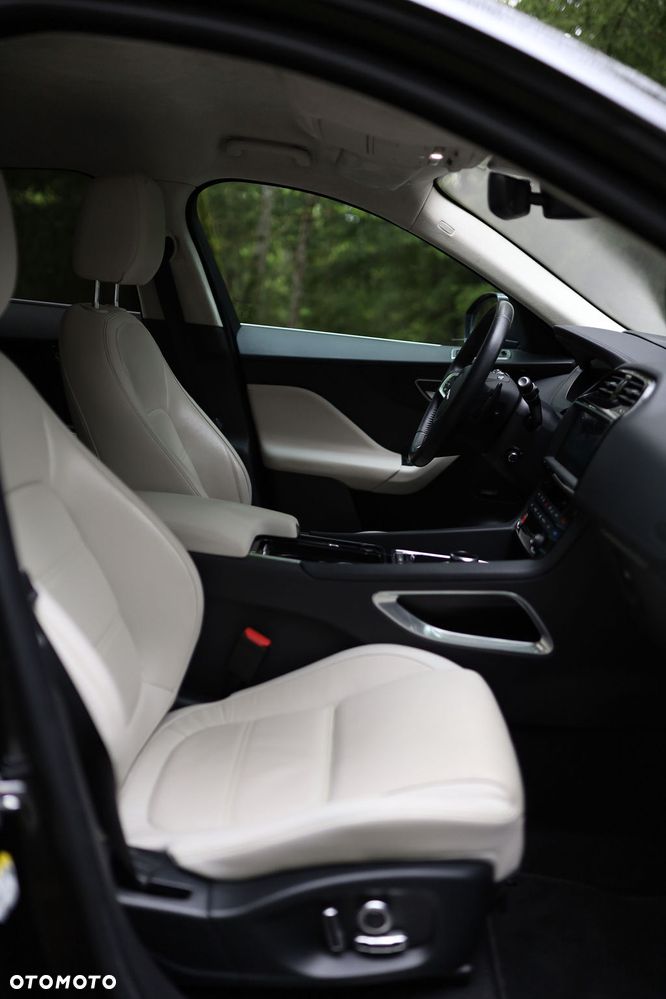 Jaguar F-Pace 25t AWD Prestige - 13