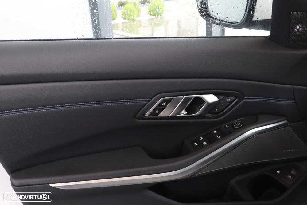BMW 330 e Pack Desportivo M Auto - 16