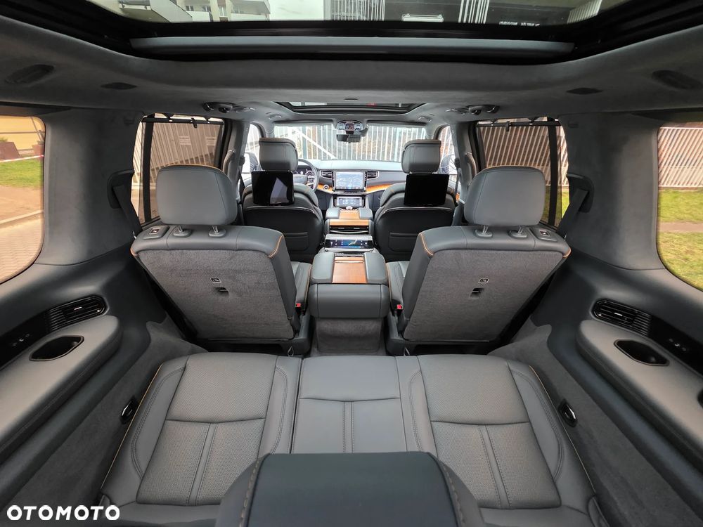 Jeep Grand Wagoneer - 31