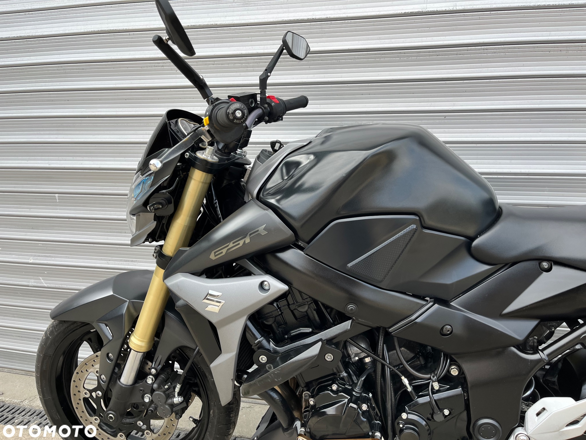 Suzuki GSR - 21
