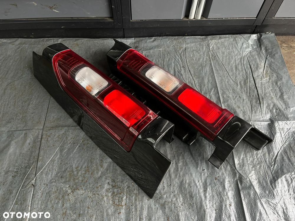 TRAFIC Talento Vivaro Lampa tylna lewa prawa komplet plus plastik 265504656R - 1