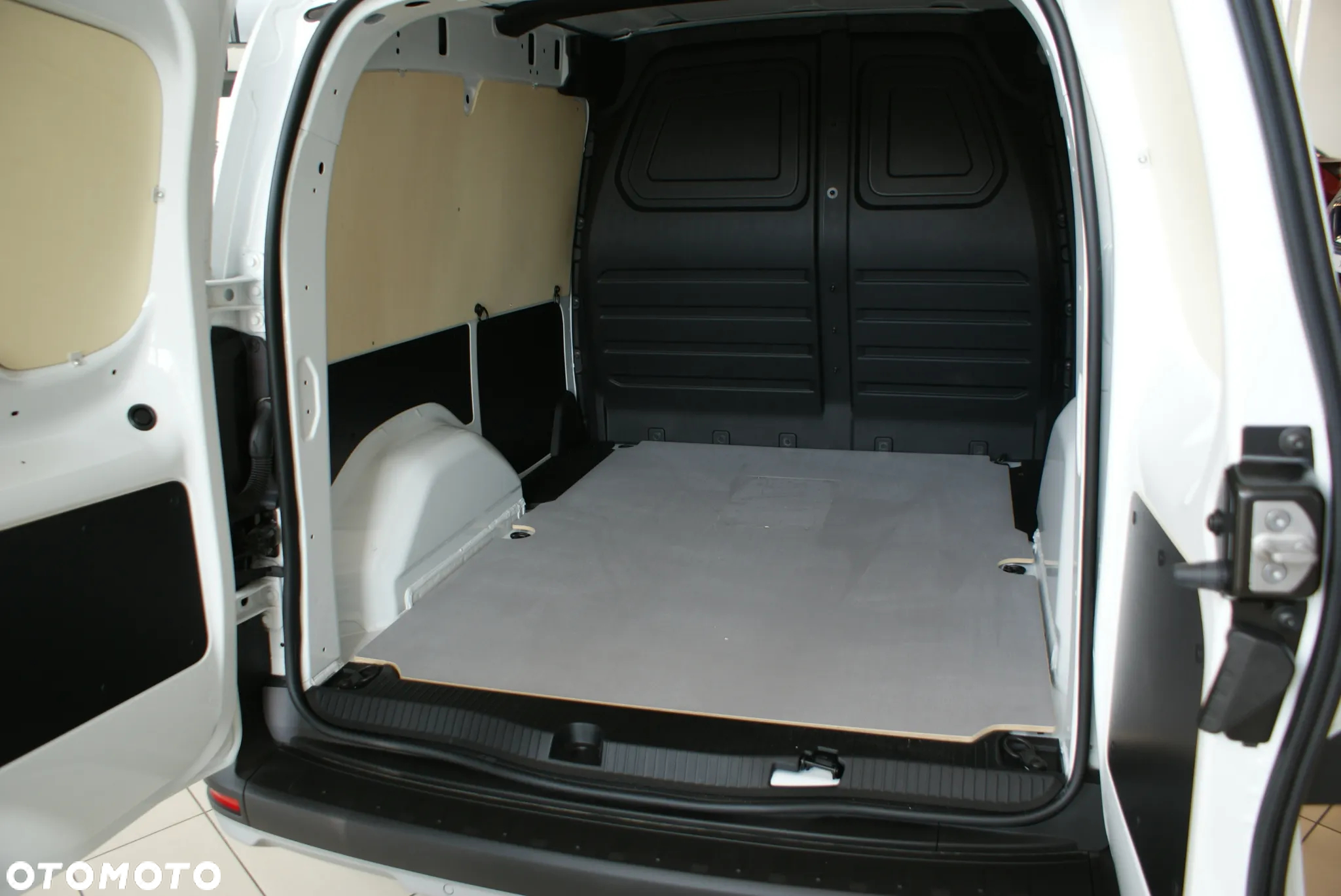Nissan Towsntar - 35