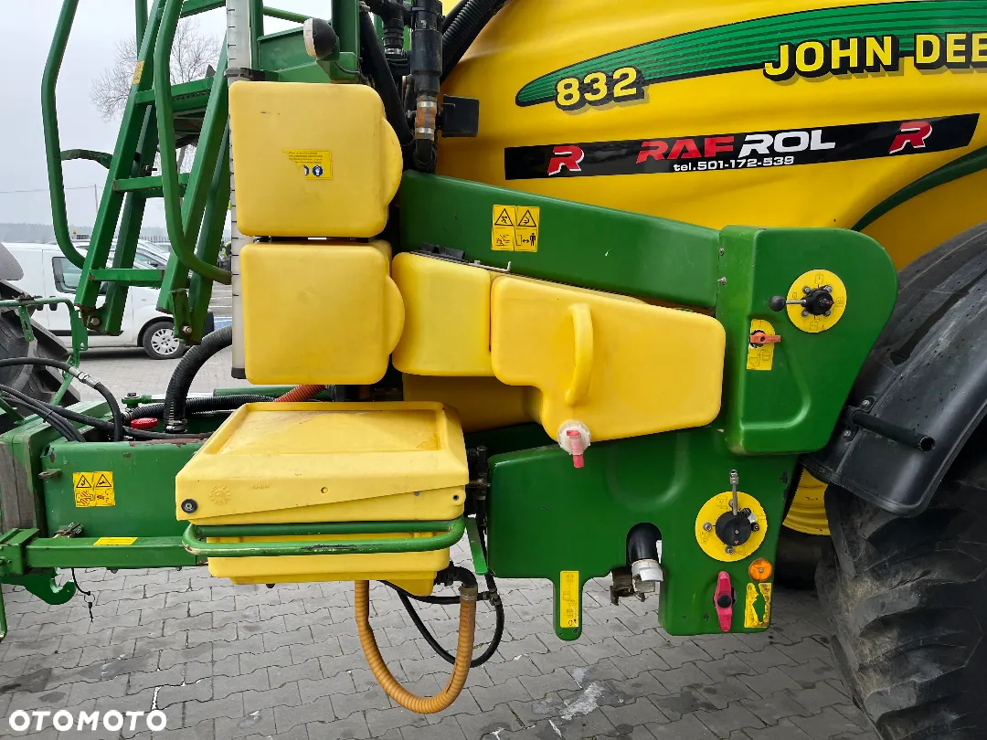 John Deere 832 - 6