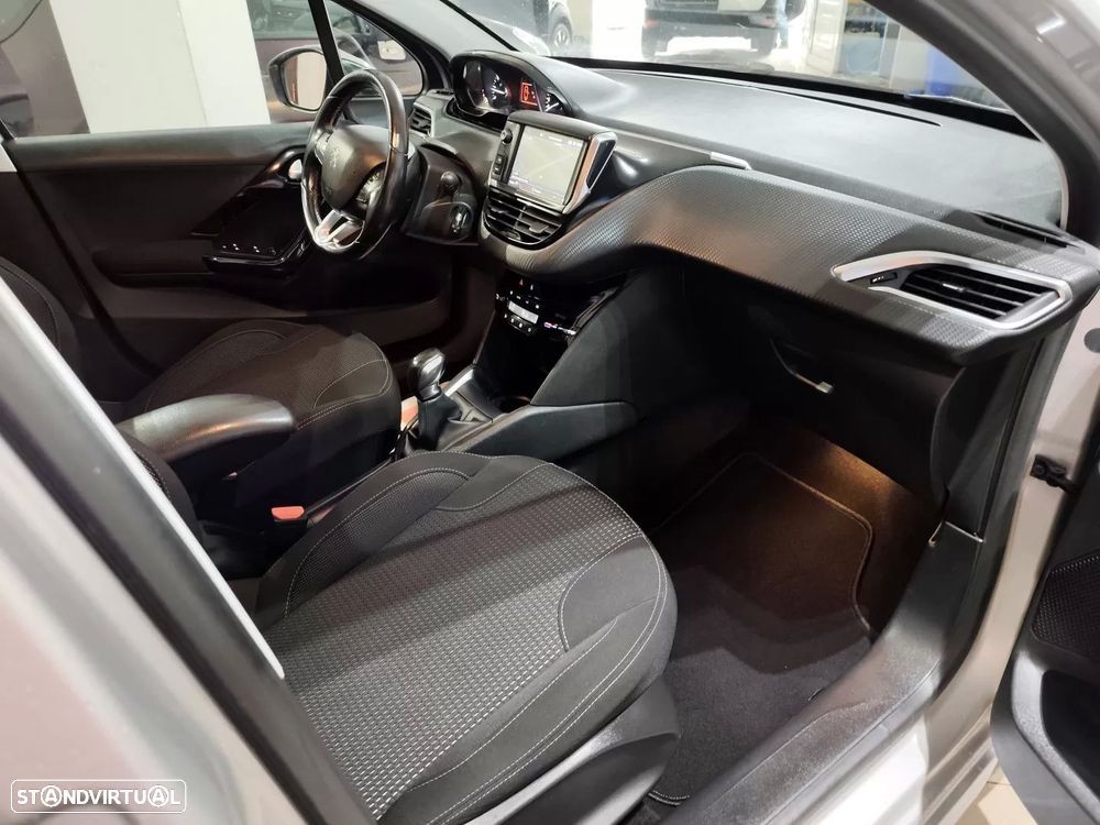 Peugeot 208 1.2 PureTech Allure - 24