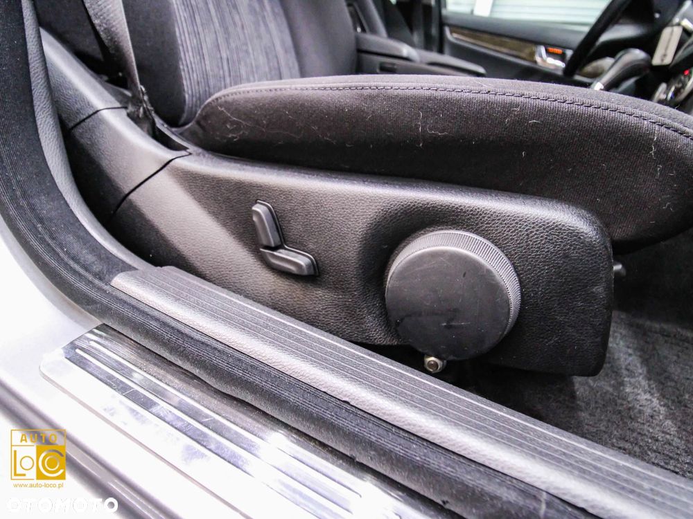 Mercedes-Benz Klasa C 180 CGI Automatik BlueEFFICIENCY Elegance - 26