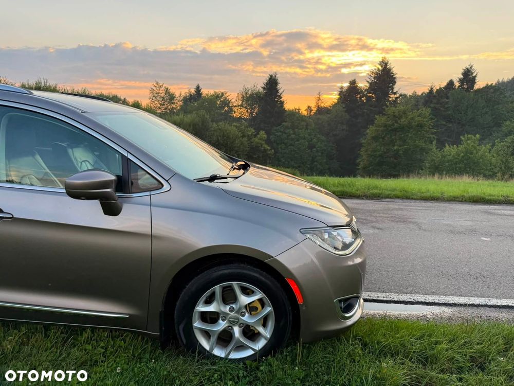 Chrysler Pacifica - 12