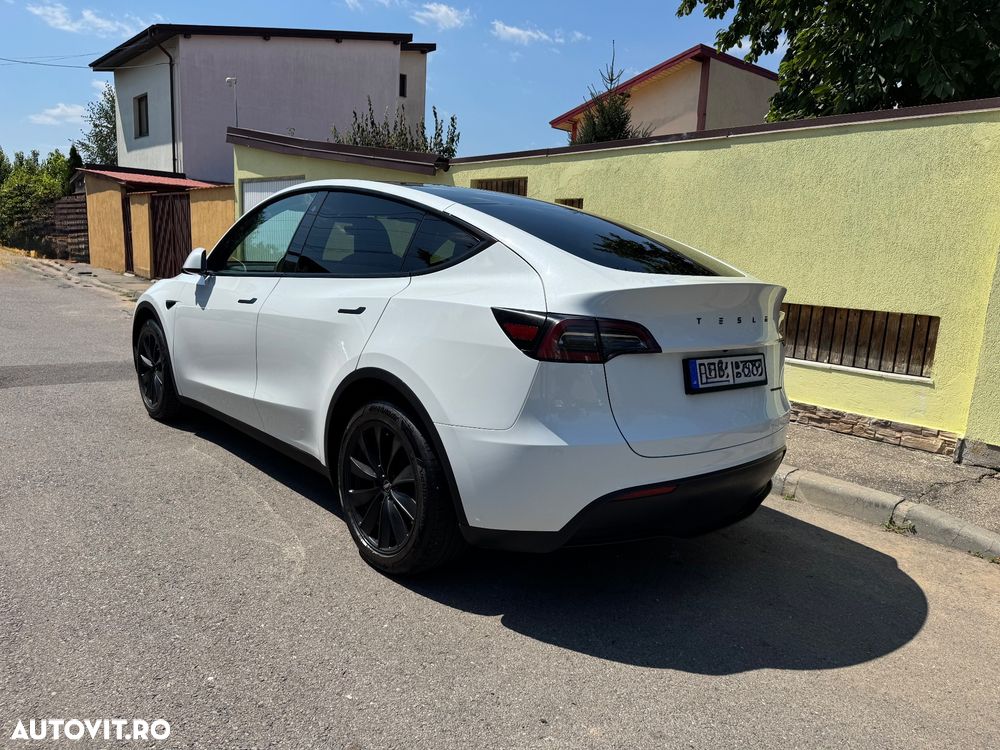 Tesla Model Y - 4