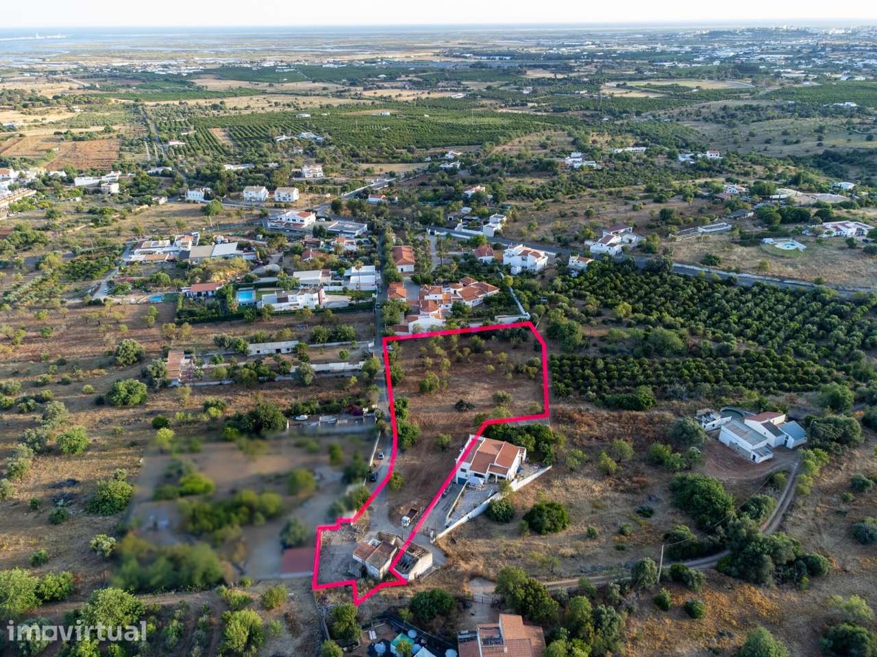 Ruína de 71m2 localizada em terreno misto de 5.760m2, e com terreno ur - Grande imagem: 3/24