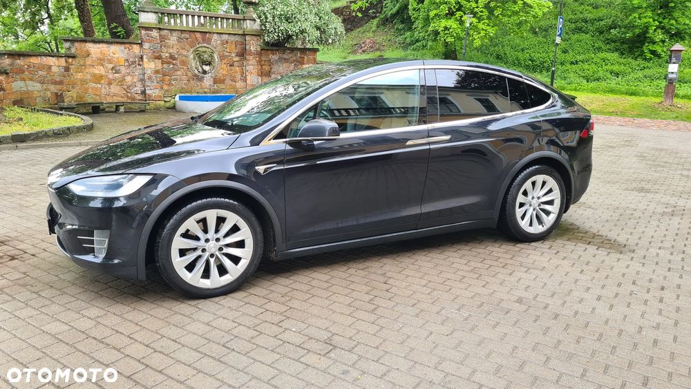 Tesla Model X - 13