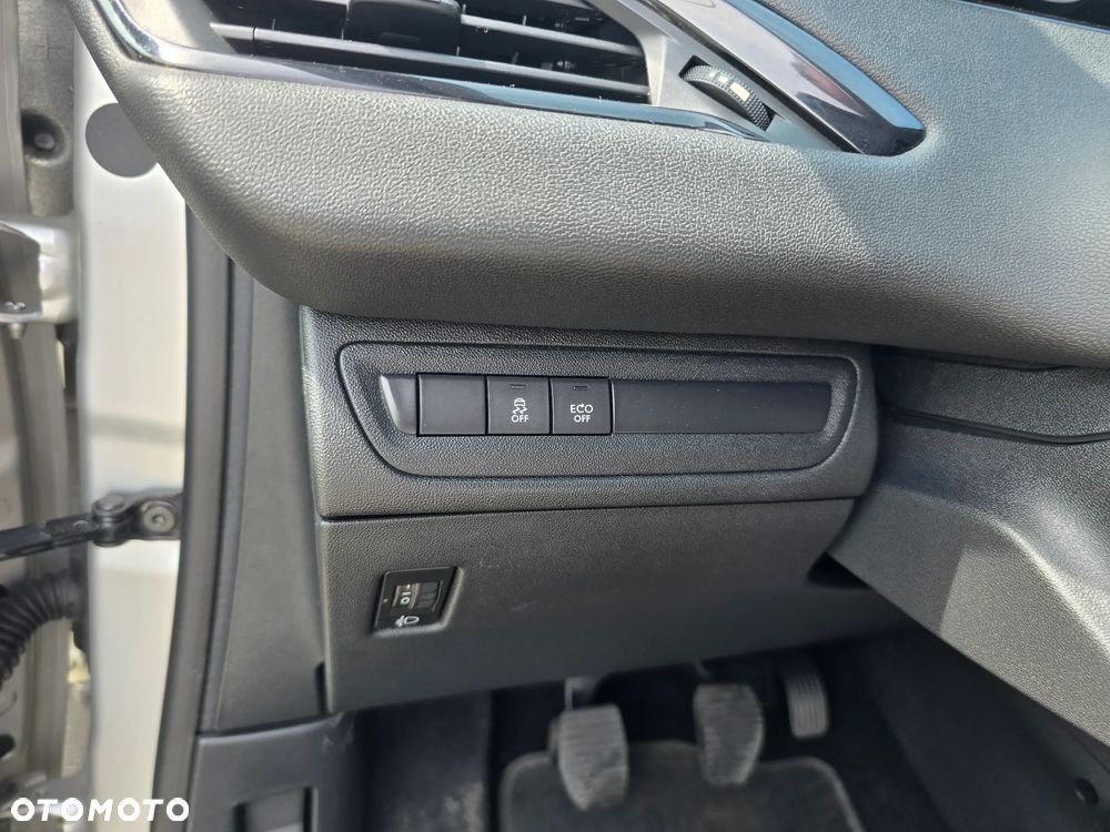Peugeot 208 - 25