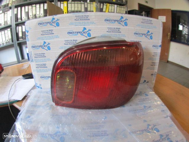 Farol Tras Stop3074 TOYOTA YARIS 1 FASE 2 2003 1.0I 65CV 5P CINZENTO DRT ORIGINAL - 1