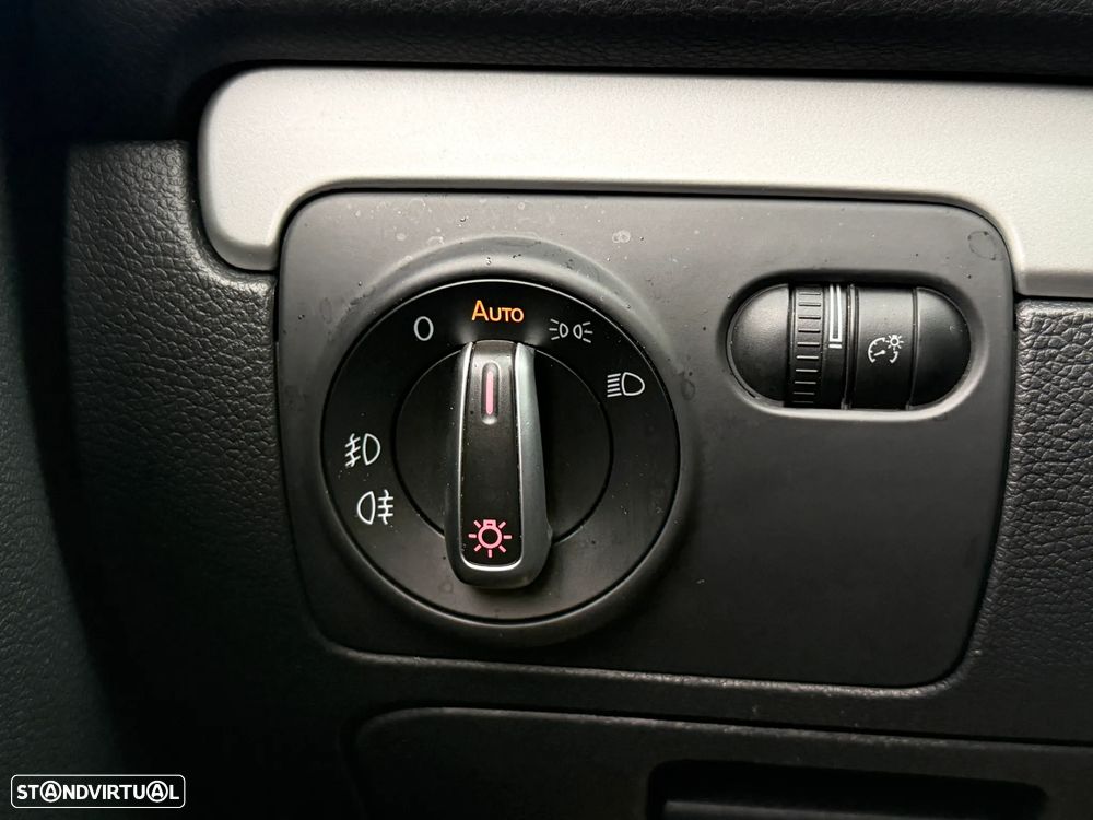 VW Golf 2.0 TDI Highline DSG - 24