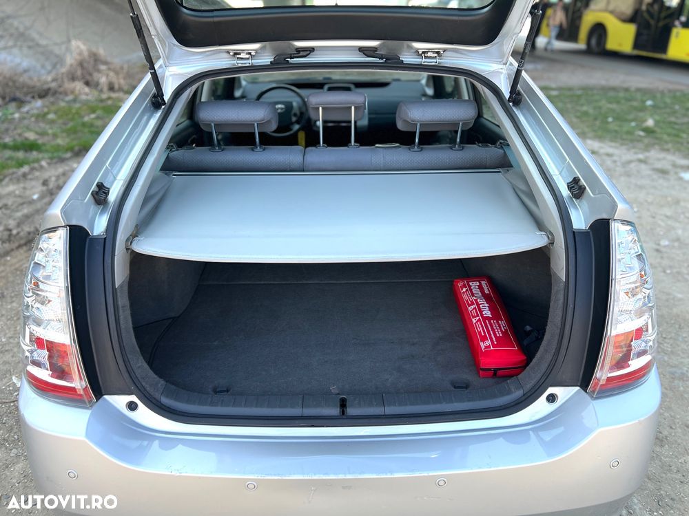 Toyota Prius (Hybrid) Sol - 12