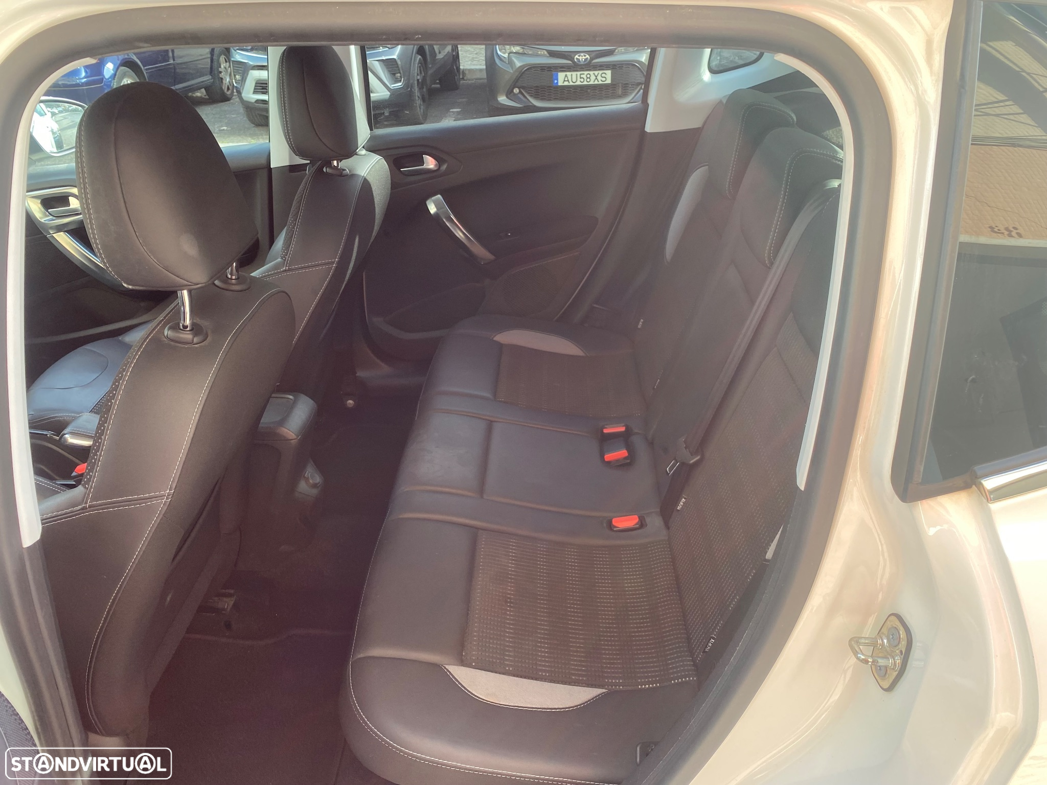 Peugeot 2008 1.2 PureTech Allure - 26