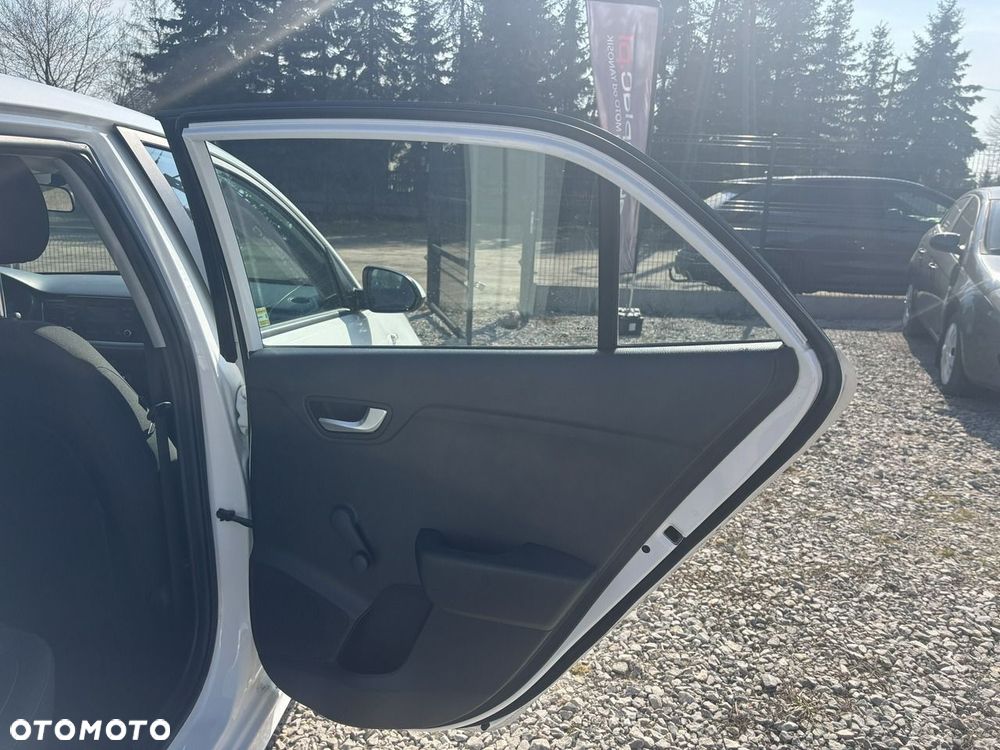 Kia Rio - 32
