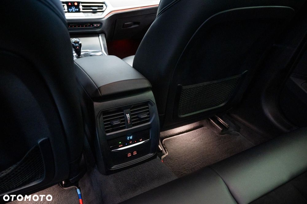 BMW Seria 3 330i xDrive M Sport sport - 27