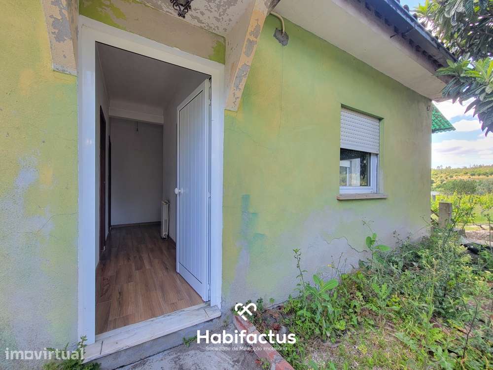 Moradia Isolada T3 com Jardim, Logradouro e Terreno c/ Anexos, á Venda - Grande imagem: 3/38