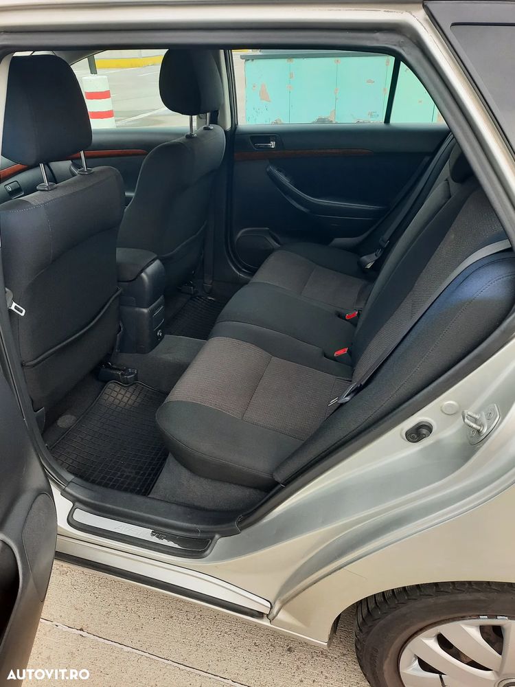 Toyota Avensis 2.2 D-4D Sedan Sol - 3