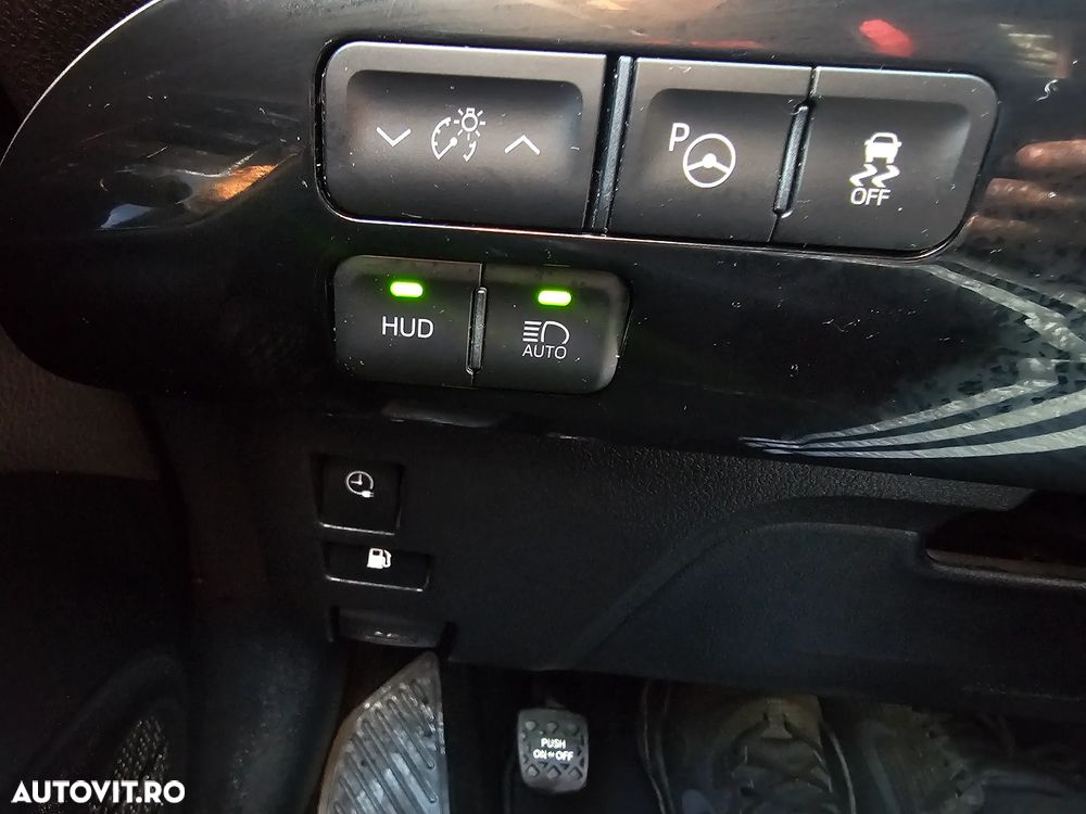 Toyota Prius (Hybrid) Life - 27