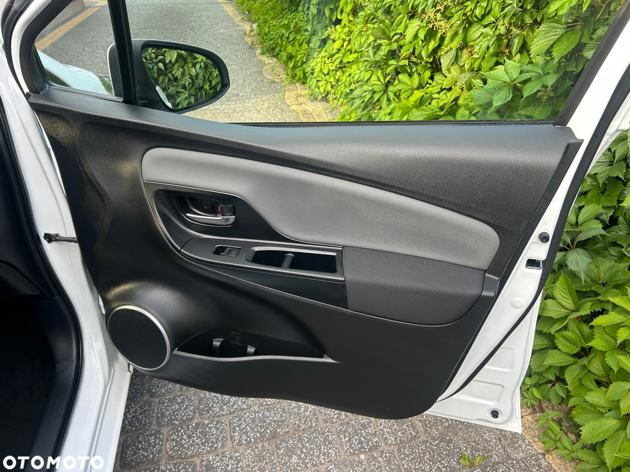 Toyota Yaris Hybrid 100 Premium - 33