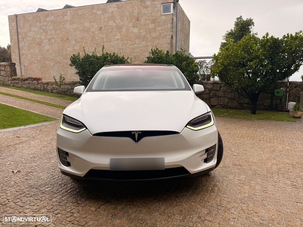 Tesla Model X - 4