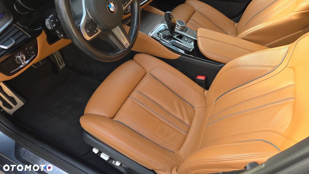 BMW Seria 5 M550i xDrive - 27