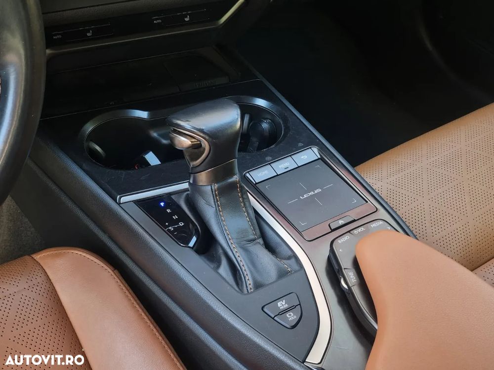 Lexus UX 250h - 23
