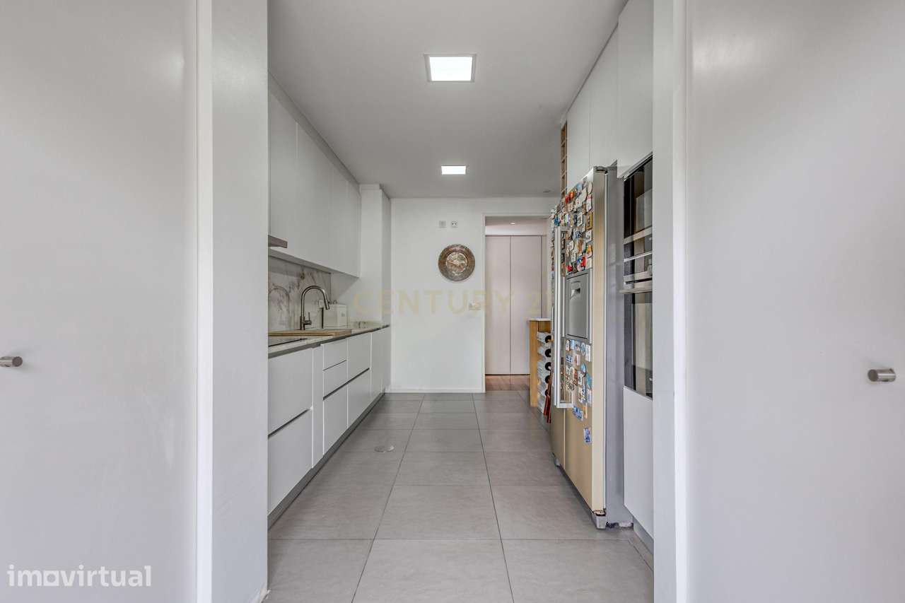 140 m² de área útil e uma distribuição generosa a cinco minutos da pra - Grande imagem: 3/18