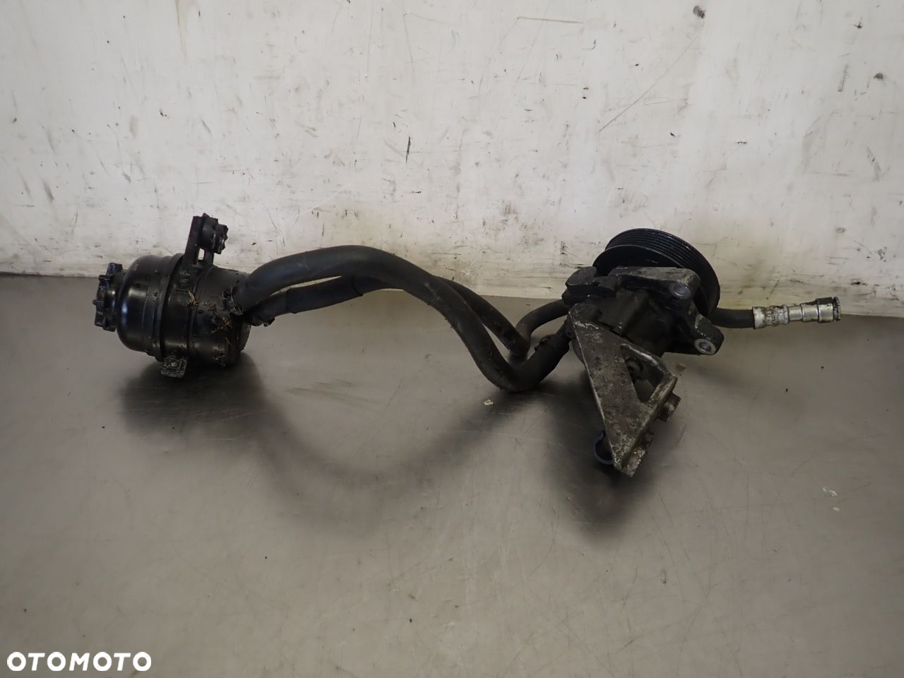 POMPA WSPOMAGANIA Z ZBIORNICZKIEM BMW E91  6768034-02 7539015-02 - 4