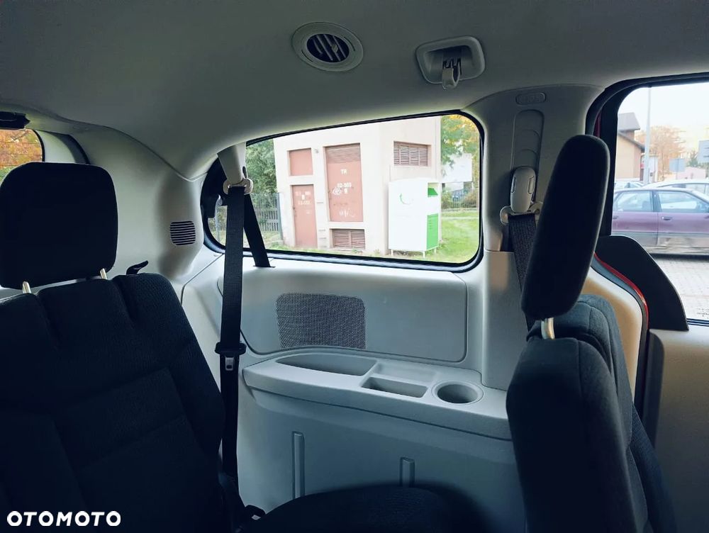 Dodge Grand Caravan - 9