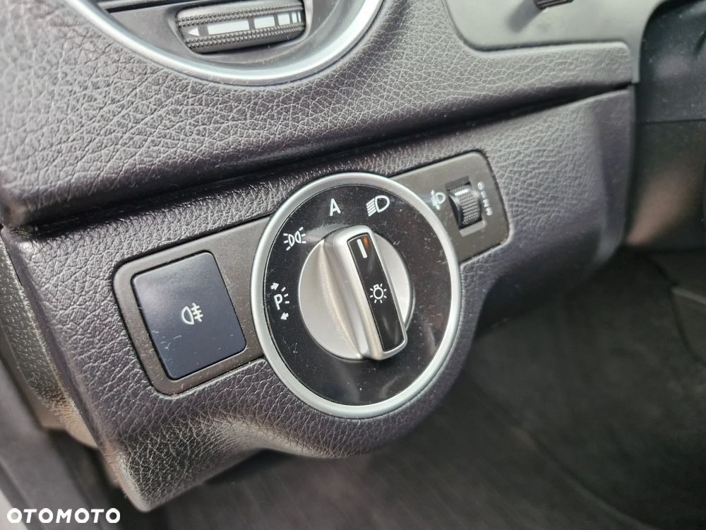 Mercedes-Benz Klasa C 180 CGI BlueEFFICIENCY Avantgarde - 19