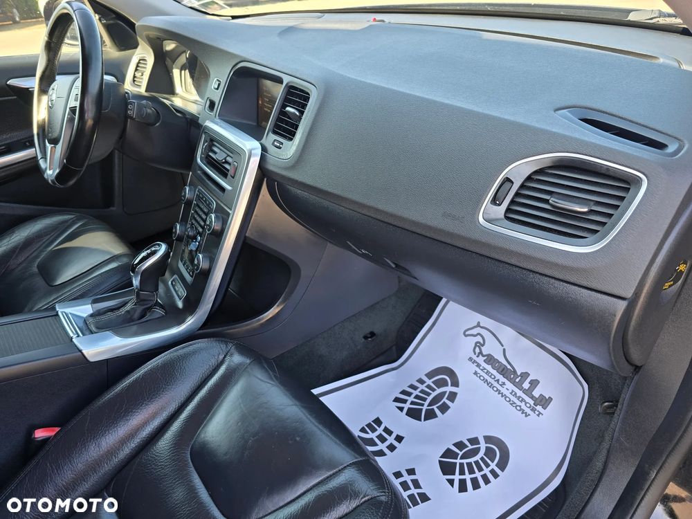 Volvo V60 D6 AWD Plug-in Hybrid R-Design Summum - 25