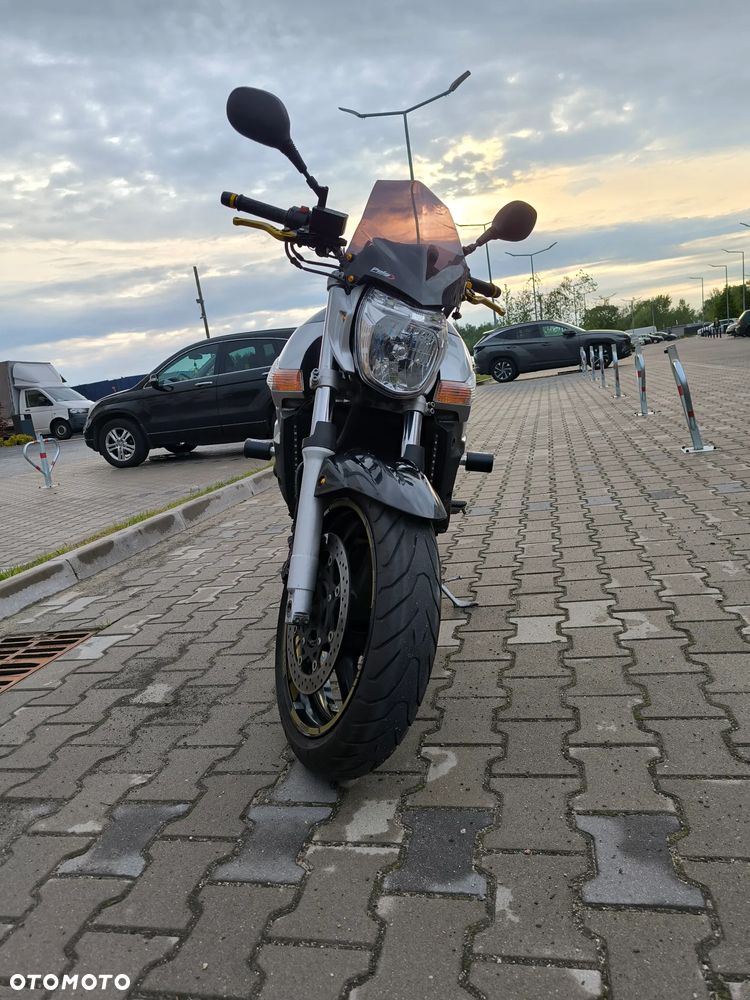 Suzuki GSR - 13
