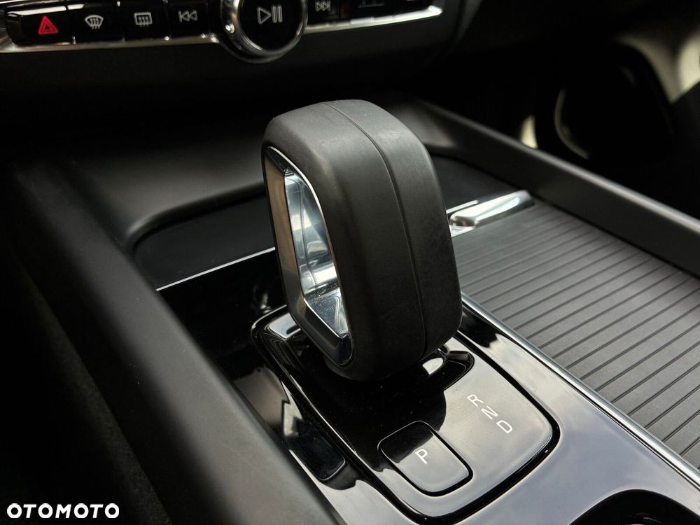 Volvo XC 60 B4 B Momentum - 24