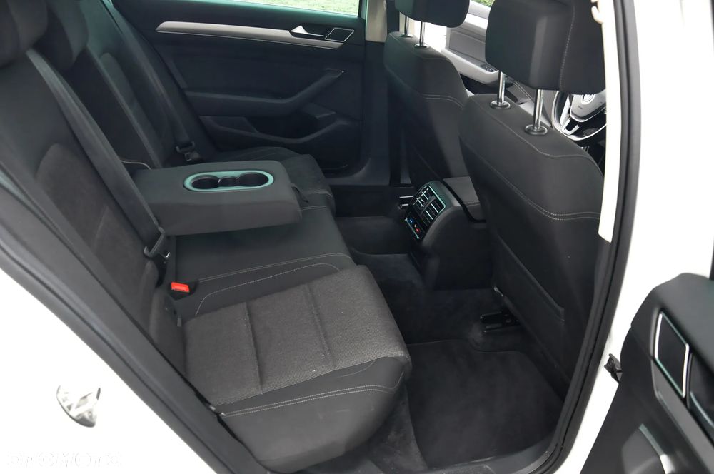 Volkswagen Passat - 34