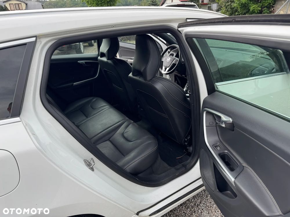 Volvo V60 D6 AWD Plug-in Hybrid Summum - 9