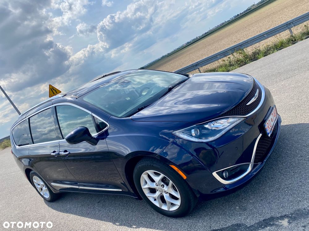 Chrysler Pacifica - 4