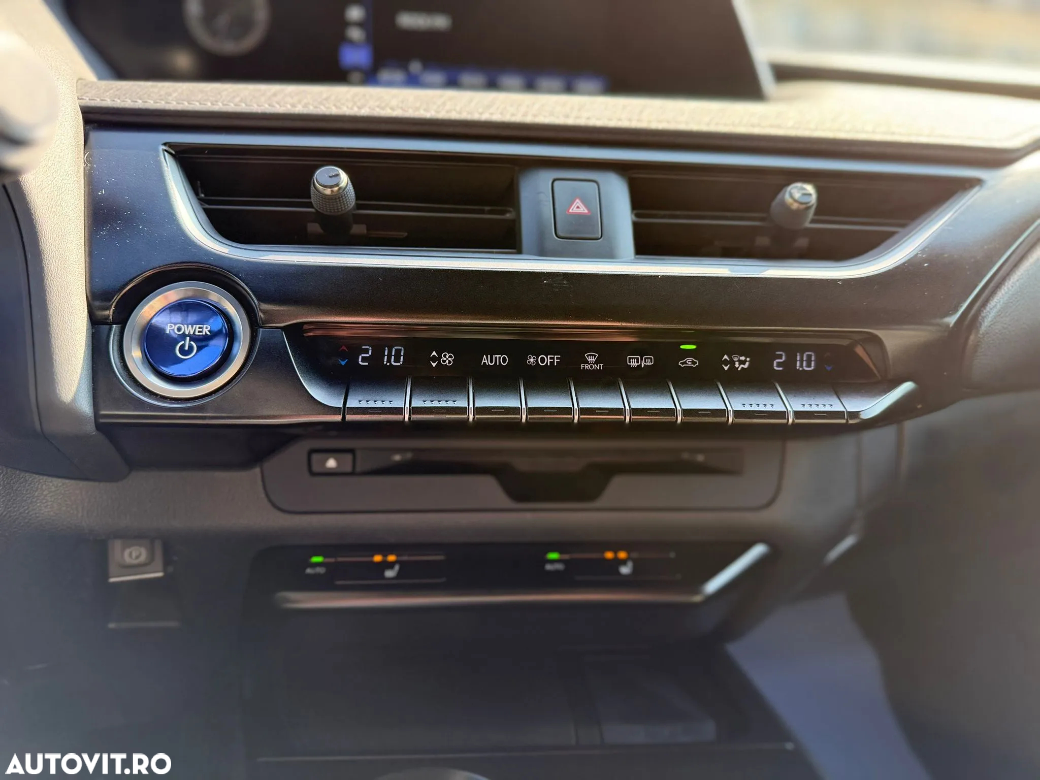 Lexus UX 250h 2.0L HEV 20H- (178 HP) 4X2 CVT Executive - 8