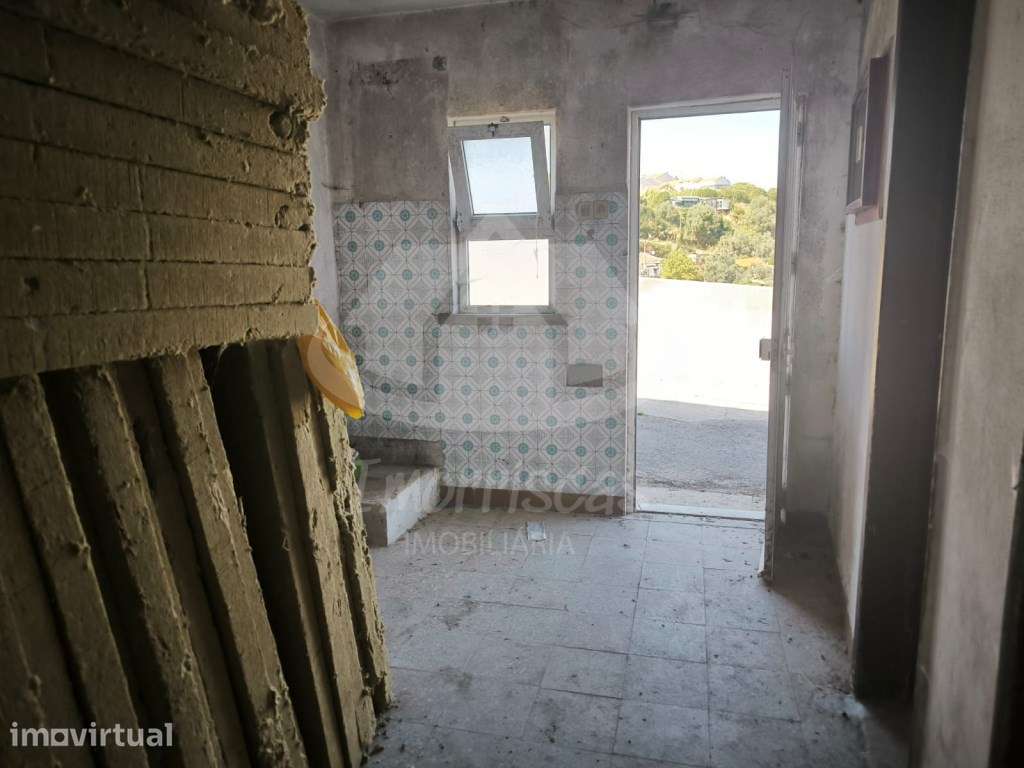 Prédio de 2 pisos para remodelação no Bairro de São João em Camarate - Grande imagem: 2/21