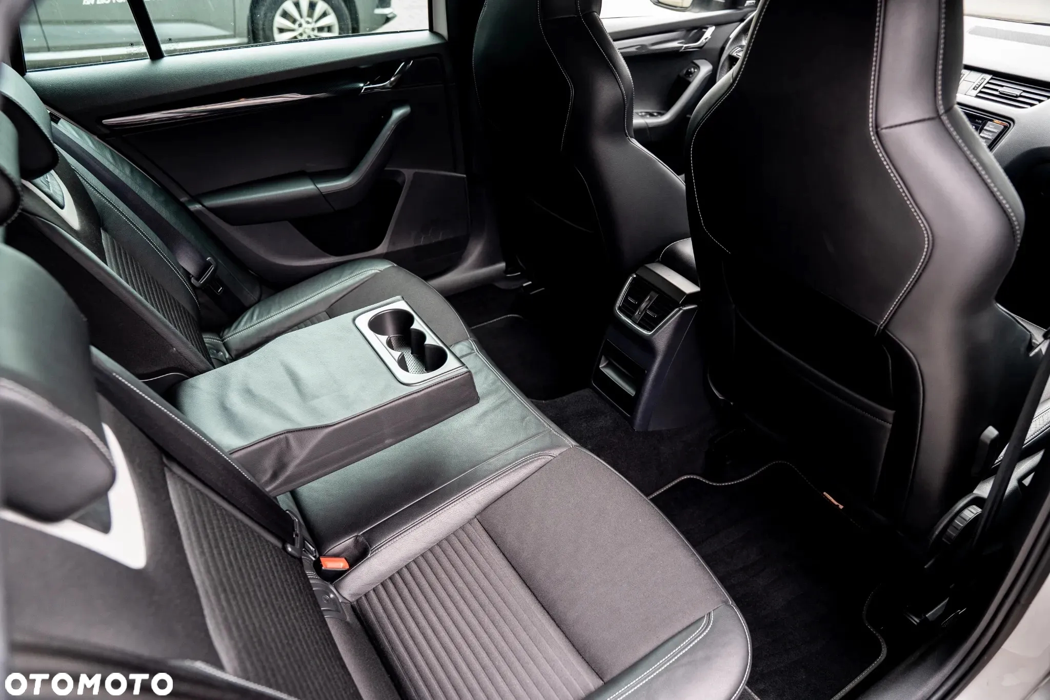 Skoda Octavia Combi 2.0 TDI DSG RS - 30